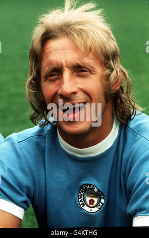 Fußballspieler Denis Law, abgebildet in seinem Manchester City Trikot, 1974. Stockfoto