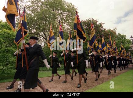 Mitglieder der Frauenabteilung der Royal British Legion veranstalten eine Parade im Garten des Clarence House, um die 75 Jahre zu ehren, die die Queen Mother als Präsidentin der Organisation verbracht hat. Stockfoto