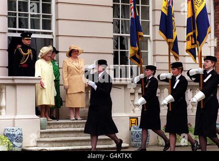 Die Queen Mother im Clarence House, wo sie ihr 75. Jahr als Präsidentin der Frauenabteilung der Royal British Legion feierte, die eine Parade im Garten des Clarence House abhielt. Stockfoto