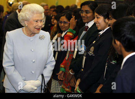Königin Elizabeth II. (Links) trifft Studenten, nachdem sie die Round Square International Conference im Wellington College, Crowthorne, in der englischen Hauptstadt, eröffnet hat. Stockfoto