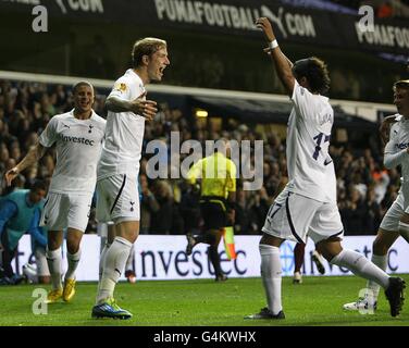 Tottenham Hotspur's Roman Pavlyuchenko (links) feiert mit Teamkollege Giovani Dos Santos (rechts), nachdem er das erste Tor seiner Seite erzielt hatte Spiel von einem Freistoß Stockfoto