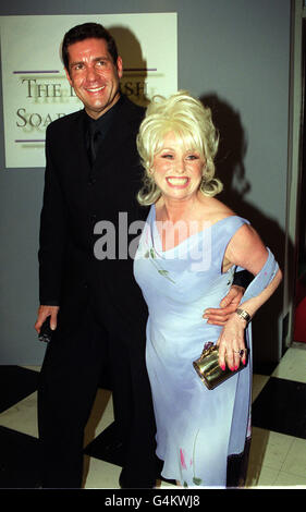 Die Schauspielerin Barbara Windsor, die für ihre Rolle als Peggy Mitchell in der Soap Eastenders die Beste Schauspielerin gewann, zusammen mit der Fernsehmoderatorin Dale Winton bei den British Soap Awards in London. Stockfoto