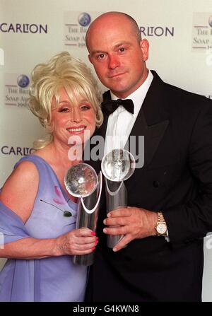 Die Preise für den besten Schauspieler und die beste Schauspielerin gingen an Eastenders, da Ross Kemp, der Grant Mitchell spielt, und seine Mutter Barbara Windsor, die Peggy Mitchell spielt, ihre Preise bei den British Soap Awards 1999 von Carlton TV in London ausreichten. Stockfoto