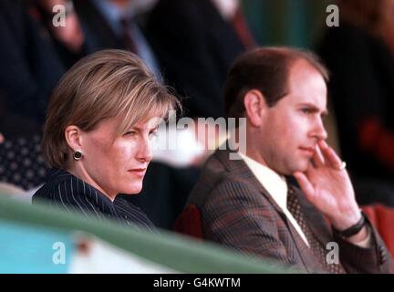 Windsor Horse/Edward & Sophie. Prinz Edward und Verlobte Sophie Rhys Jones sehen sich das Verfahren bei der Royal Windsor Horse Show an. Stockfoto