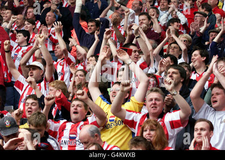 Southampton-Fans feiern, wie sie dem Abstieg entkommen, nachdem ihr Sieg über Everton im Jahr 2-0 bei Dell ihnen eine weitere Saison in der Spitzenliga des englischen Fußballs garantiert. Stockfoto