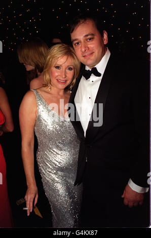 Schauspielerin Carol Harrison von The SOAP, Eastenders und dem ehemaligen Coronation Street Star Nigel Pivaro bei der What's On TV/Carlton Party nach den British Soap Awards in London * 7. 5. 01: Coronation Street Star Nigel Pivaro, der beschuldigt wurde, mit Geschwindigkeit abfahren zu müssen, als Sicherheitsbeamte in Dover Hoverport versuchten, ihn unter dem Verdacht zu durchsuchen, eine Waffe zu tragen. Die Polizei von Kent weigerte sich, den Mann zu nennen, aber der Fährbetreiber Hoverspeed sagte, es sei der 41-jährige Pivaro, der Terry Duckworth in der ITV-Seife spielt. Stockfoto