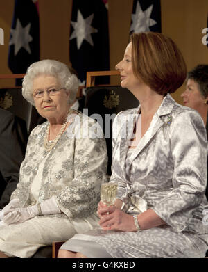 Königin Elizabeth II. Mit Julia Gillard, der Premierministerin von Australien bei einem Empfang im Regierungsgebäude in der australischen Hauptstadt Canberra. Stockfoto