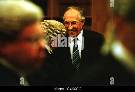 Donald Dewar nach dem Eid und wird als erster Minister und Hüter des schottischen Siegels im Old High Court Building in Edinburgh vereidigt. Stockfoto