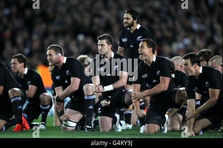 Rugby Union - Rugby-Weltmeisterschaft 2011 - Finale - Frankreich gegen Neuseeland - Eden Park. Neuseeland All Blacks spielen den Haka vor dem Start des Spiels Stockfoto