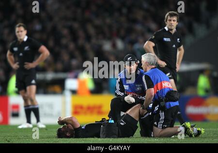 Rugby Union - Rugby-Weltmeisterschaft 2011 - Finale - Frankreich gegen Neuseeland - Eden Park. Der neuseeländische Aaron Cruden hat Schmerzen und eine Knieverletzung auf dem Spielfeld, da er von den Physios betreut wird Stockfoto