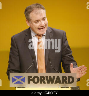 MSP Richard Lochhead spricht auf der 77. Jahrestagung der Scottish National Party im Eden Court Theatre in Inverness. Stockfoto