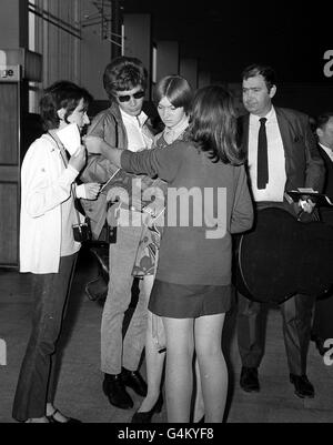 Scott Walker (in dunkler Brille), einer der amerikanischen Popgruppen, The Walker Brothers, gibt bei seiner Ankunft in Moskau Autogramme. Scott ist nach dem Aufbruch der Band in Russland, um einen Kurs über Kunst und Kultur zu besuchen. Stockfoto