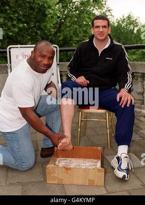 England und britische Löwen-Stürmer Martin Johnson (rechts) hat seinen Fuß in Gips gegossen mit ein wenig Hilfe von seinem Kollegen Rugby-Star Victor Ubogu in London, um zu helfen, Geld für den Prince's Trust zu sammeln. Stockfoto