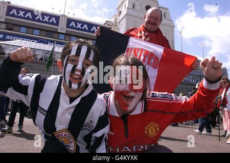 Newcastle United-Fan Stewart Parker (links) und Manchester United-Fan Melissa Robinson aus Didsbury vor Wembley am Samstag des FA Cup-Finalspiels zwischen Newcastle und Manchester United. Stockfoto