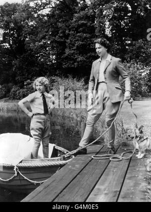 Königin Elizabeth II. Und ihre Tochter Prinzessin Anne in Frogmore, Windsor Castle. Stockfoto