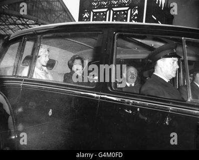 Royalty - Königin Elizabeth II - Euston Station Stockfoto