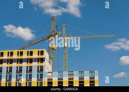 Baustelle mit Kränen auf Himmelshintergrund Stockfoto