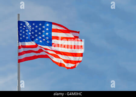 Amerikanische Flagge weht vor blauem Himmel Stockfoto