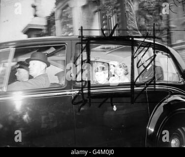 Queen Elizabeth II, die Herzogin von Edinburgh, Prinz Charles und Prinzessin Anne, fahren vom Buckingham Palace zur Euston Station, wo sie einen Zug nach Balmoral nahmen. Es wurde bekannt gegeben, dass die Königin ein Baby erwartete. Stockfoto