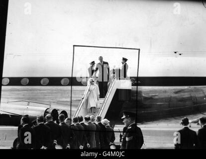 **gescannter Low-Res off-Kontakt** die Königin und der Herzog von Edinburgh bei ihrer Ankunft am Flughafen Heathrow, nach ihrem Flug aus Kanada und der königlichen Tour. Stockfoto