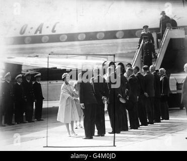 **gescannter Low-Res-off-Kontakt** die Königin schüttelt sich nach ihrem Flug aus Kanada und der königlichen Tour die Hände mit Mitgliedern des offiziellen Empfangskomitees am Flughafen Heathrow. Stockfoto