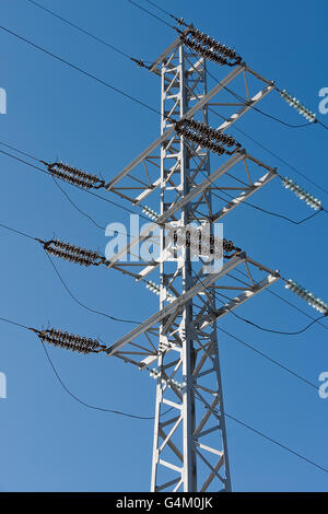 Leitungen auf einem blauen Himmelshintergrund Stockfoto