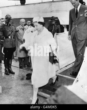 **gescannter Low-res off-Kontakt** Queen Elizabeth II, gefolgt von der Duke of Edinburgh Ankunft in Port Alfred, nachdem sie auf dem Saguenay River, einem Nebenfluss des St. Lawrence, während ihrer Tour durch Kanada. Stockfoto