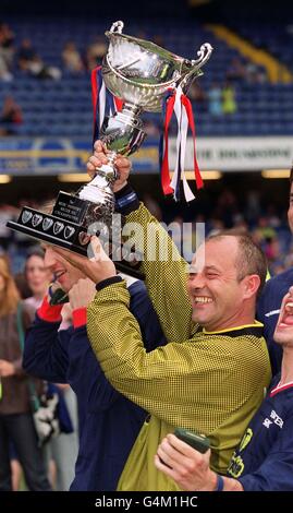 Der Schauspieler und Musiker Keith Allen vom Fat Les-Team hält die Trophäe Music Industry Soccer Six hoch, nachdem sein Team das berühmte Football-Turnier Music Industry Soccer Six in Stamford Bridge, London, gewonnen hat. Stockfoto