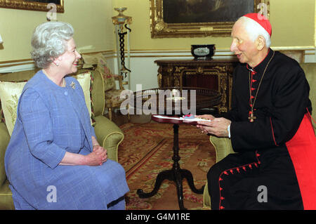 Kardinal Basil Hume (R), der an Krebs leidet, wird von der Königin im Buckingham Palace, London, mit dem Verdienstorden überreicht. Das Treffen wurde vom Kardinal erbeten. 17/6/99: Erzbischof schwer erkrankt, im Endstadium von Bauchkrebs. Stockfoto