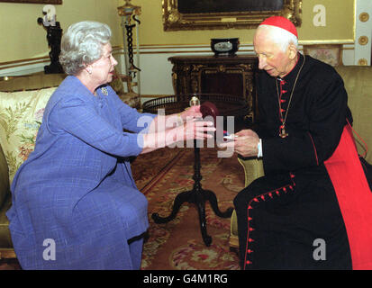 Kardinal Basil Hume (R), der an Krebs leidet, wird von der Queen im Buckingham Palace, London, mit dem Verdienstorden überreicht. Das Treffen wurde vom Kardinal beantragt. Stockfoto