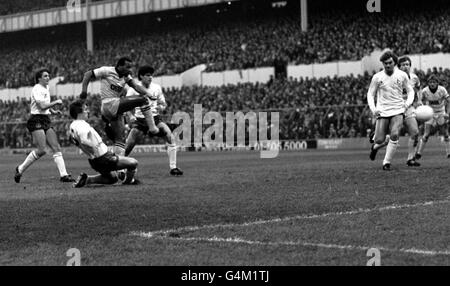 Cyrille Regis von West Bromwich Albion (zweiter rechts) schießt in den frühen Stadien des Spiels der League Division One in der White Hart Lane durch die Tottenham Hotspur-Verteidigung. Stockfoto