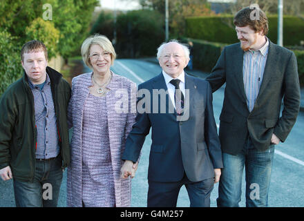 Der irische Präsidentschaftskandidat Michael D Higgins (zweiter rechts) trifft mit seiner Frau Sabina Coyne und ihren Söhnen Micheal Jnr (rechts) und Daniel (links) ein, während sie sich auf die Wahl an der St.James National School, Bushy Park, Galway, vorbereiten, während die Wähler in ganz Irland heute zur Wahl des neunten Präsidenten des Landes gehen. Stockfoto
