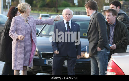 Der irische Präsidentschaftskandidat Michael D Higgins (Mitte) trifft mit seiner Frau Sabina Coyne und ihren Söhnen Micheal Jnr (dritter rechts) und Daniel (zweiter rechts) ein, während sie sich auf die Wahl an der St.James National School, Bushy Park, Galway, vorbereiten, Als die Wähler in ganz Irland heute an die Urnen gehen, um den neunten Präsidenten des Landes zu wählen. Stockfoto
