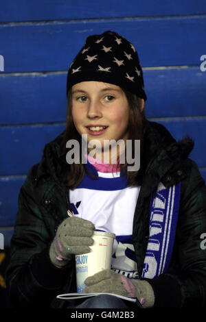 Fußball - npower Football League Championship - Birmingham City / Leeds United - St Andrews. Ein junger Fan von Birmingham City saugt die Atmosphäre in St Andrews auf Stockfoto