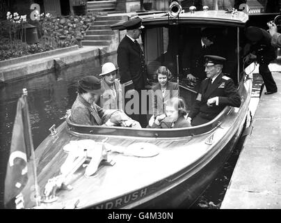 Prinzessin Elizabeth (links, später Königin Elizabeth II.) und Prinzessin Margaret mit ihrer Krankenschwester Marion Crawford auf einer Fahrt einen Fluss hinunter. Stockfoto