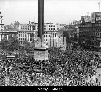 Tausende von Menschen versammeln sich zum VE-Day in Trafalgar Sqaure, London, um den Sieg der Alliierten über Deutschland und das Ende des Zweiten Weltkriegs zu feiern. Stockfoto