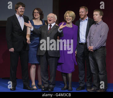 Irlands designierter Präsident Michael D. Higgins feiert mit seiner Frau Sabina, Mitte rechts, und den Kindern, von links, Michael, Alice, John und Daniel, nachdem sein Wahlsieg im Dublin Castle angekündigt wird. Stockfoto