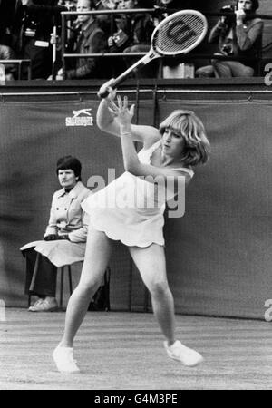 Der ehemalige Champion-Amerikaner Chris Evert in Aktion auf dem Center Court in Wimbledon gegen die Titelverteidigerin Virginia Wade im Halbfinale des Champoinship. Evert erreichte das Finale gegen Wade 8-6, 6-2. Stockfoto