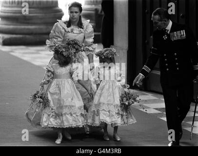 Lady Sarah Armstrong-Jones kommt mit zwei jungen Brautbegleitern zur Hochzeit von Lady Diana Spencer mit dem Prinzen von Wales in der St. Paul's Cathedral in London. Stockfoto