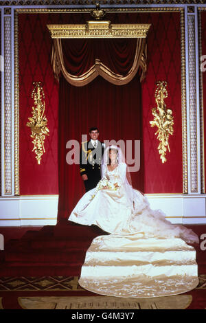 The Bride and Groom nach der Hochzeitszeremonie im Buckingham Palace, London. Prinz Andrew, 26, heiratete Miss Sarah Ferguson in der Westminster Abbey. Die Königin schuf ihren zweiten Sohn und ihre neue Schwiegertochter 'The Duke and Duchess of York', so die Tradition. Stockfoto