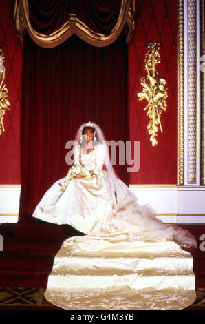 Sarah Ferguson, Herzogin von York, in ihrem Hochzeitskleid im Buckingham Palace, nach ihrer Heirat mit Prinz Andrew, Herzog von York, in Westminster Abbey. Stockfoto