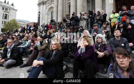 Occupy London Stock Exchange Protest. Demonstranten bei der Occupy London Stock Exchange Demonstration vor der St Paul's Cathedral, London. Stockfoto