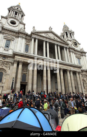 Occupy London Stock Exchange Protest. Demonstranten bei der Occupy London Stock Exchange Demonstration vor der St Paul's Cathedral, London. Stockfoto