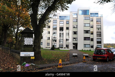 Vor dem Haus von Leeds hinterließ Blumenschmuck von Sir Jimmy Savile, einem verstorbenen Veteranen-DJ und Sender im Alter von 84 Jahren. Stockfoto