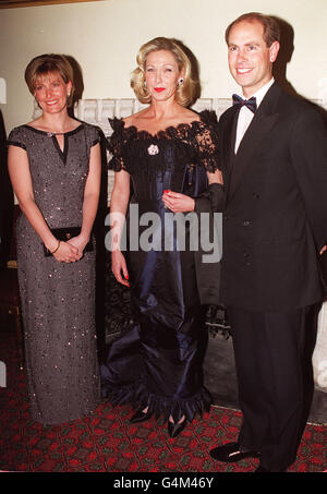 Prinz Edward und Verlobte Sophie Rhys Jones treffen Nora Jordan (Mitte), Frau von Andre Jordan, Sponsoren des Duke of Edinburgh's Awards World Fellowship Ball, bei ihrer Ankunft in der Londoner Guildhall. Stockfoto