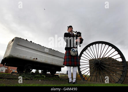 Walter Glendinning von der Fife Police Pipe Band spielt auf dem Gelände der Bowhill Collieries anlässlich des 80. Jahrestages der schottischen Minenkatastrophe, bei der 10 Männer ihr Leben verloren. Stockfoto