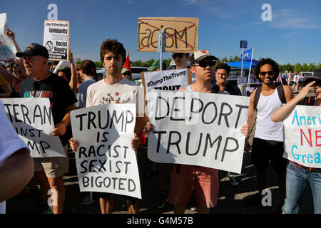 Demonstranten gegen mutmaßlichen Präsidentschaftskandidat Donald Trump bei California-Kampagne-Rallye Stockfoto