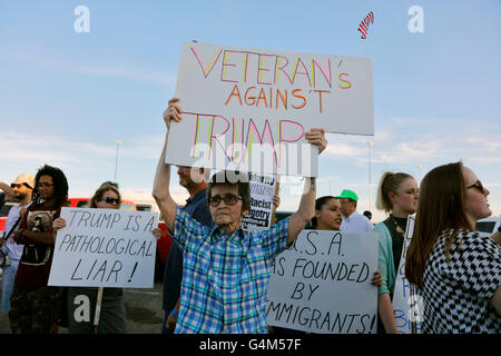 Demonstranten gegen mutmaßlichen Präsidentschaftskandidat Donald Trump bei California-Kampagne-Rallye Stockfoto