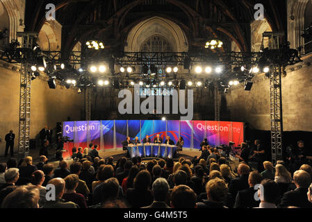 Moderator David Dimbleby (vierter von links) und Diskussionsteilnehmer (von links nach rechts) Peter Hitchens, Baroness Shirley Williams, Schattenkanzler Ed Balls, Innenministerin Theresa May und Dichter Benjamin Zephaniah bereiten eine Aufnahme der "Fragestunde" der BBC in Westminster Hall, London, vor. Stockfoto