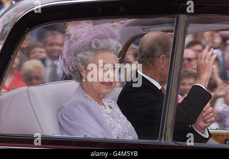 Die britische Königin Elizabeth II. Und ihr Ehemann, der Herzog von Edinburgh, kommen zur Hochzeit ihres jüngsten Sohnes, Prinz Edward, mit Sophie Rhys-Jones in der St. George's Chapel in Windsor an. Stockfoto